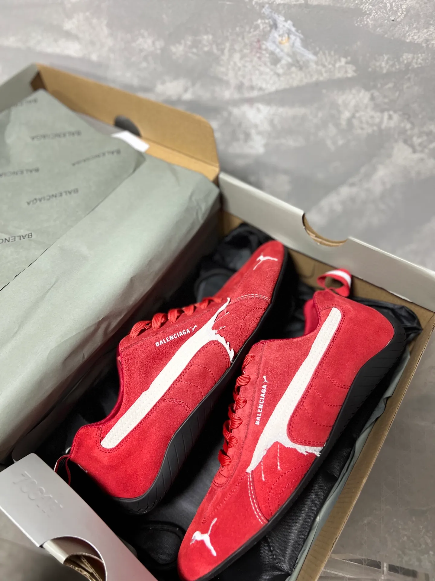 👟👟Ex-factory price 480👟👟 PUMA co-branded Balenciaga: Who knows! This pair of distressed and war-damaged Speedcats are so good-looking. The thin-soled sneakers have been upgraded to 2.0, which destroys the aesthetics of the street. More than half of the classic PUMA stripes on the side of the shoes have been "violently torn". The distressed treatment has a sense of ruined art, and it becomes the focus of the street in seconds! Hot stamping double logo + gold foil size mark on the heel, the details give a high-end feel Code number: 35-44 (45 customized)